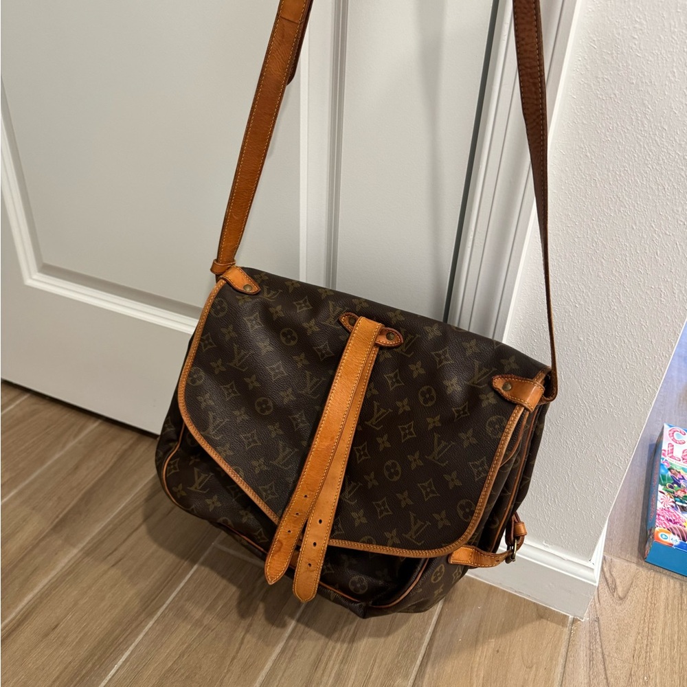 Louis Vuitton Monogram Canvas Messenger Bag with Tan Leather Trim - Picture 7 of 8